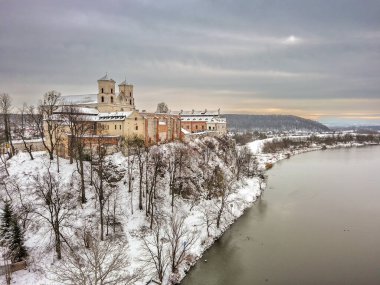 Tyniec 'teki manastır, Polonya' daki Vistula Nehri kıyısında Krakow..