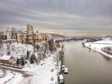 Tyniec 'teki manastır, Polonya' daki Vistula Nehri kıyısında Krakow..