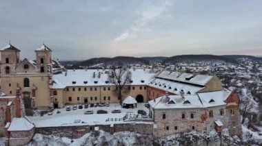 Tyniec 'teki manastır, Polonya' daki Vistula Nehri kıyısında Krakow..