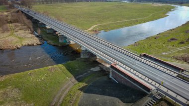 Batan güneşin ışığında küçük bir nehir, Polonya.