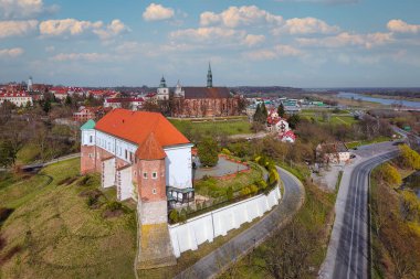 Polonya 'nın Sandomierz kentindeki Kale ve katedral bazilikası.