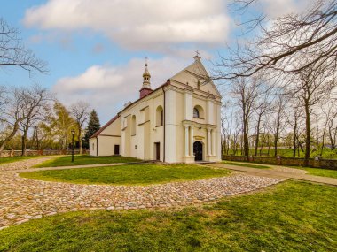 Polonya 'nın Siedlatkow köyünde küçük bir kilise..