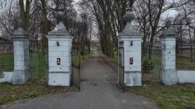 Polonya, Szczekociny 'deki saray ve park kompleksi.