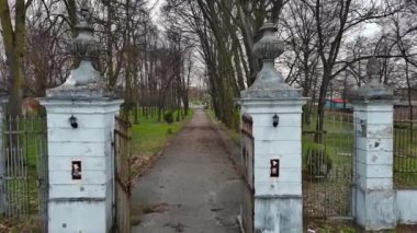 Polonya 'nın Szczekociny şehrinde tarihi bir saray ve park kompleksi.