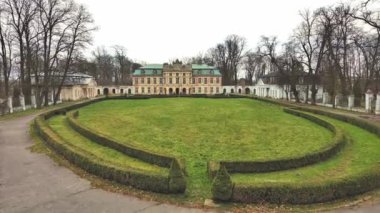 Polonya 'nın Szczekociny şehrinde tarihi bir saray ve park kompleksi.
