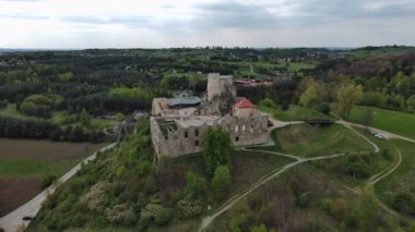 Polonya 'nın Rabsztyn köyündeki şatonun kalıntıları..