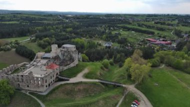Polonya 'nın Rabsztyn köyündeki şatonun kalıntıları..