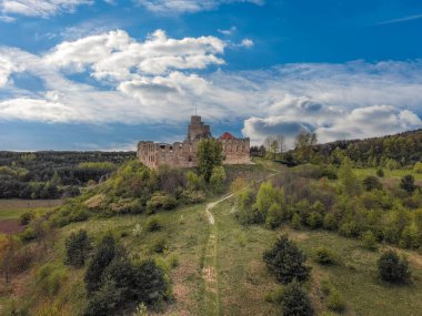 Polonya 'nın Rabsztyn köyündeki şatonun kalıntıları..