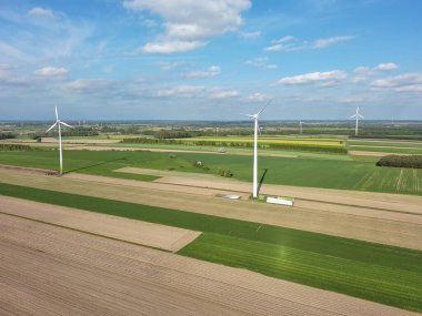 Bahar tarlaları ve elektrikli yel değirmenleri.