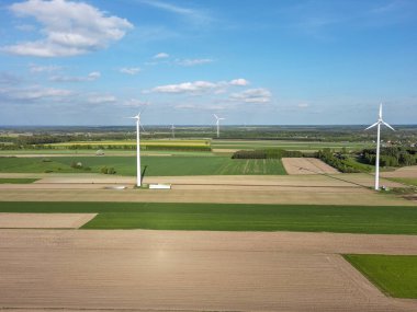 Bahar tarlaları ve elektrikli yel değirmenleri.