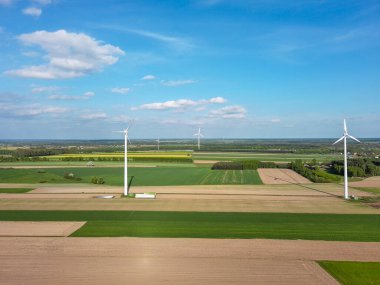 Bahar tarlaları ve elektrikli yel değirmenleri.