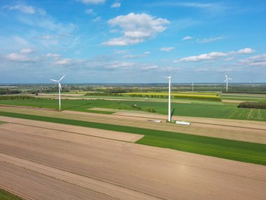 Bahar tarlaları ve elektrikli yel değirmenleri.