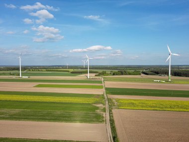 Bahar tarlaları ve elektrikli yel değirmenleri.