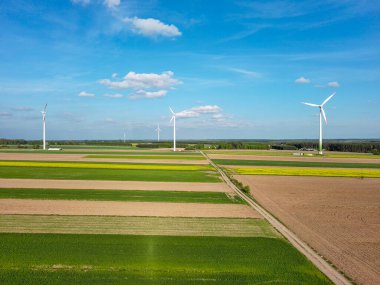 Bahar tarlaları ve elektrikli yel değirmenleri.