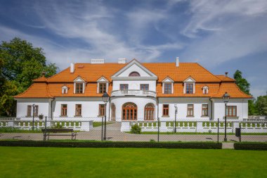 Polonya 'nın Ostrw köyündeki tarihi malikane..