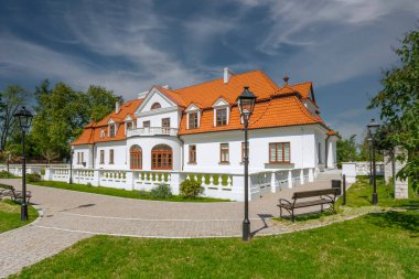 Polonya 'nın Ostrw köyündeki tarihi malikane..