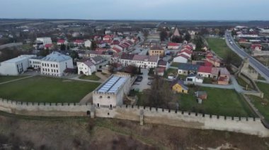 Polonya 'nın Szydw kentindeki savunma duvarları.