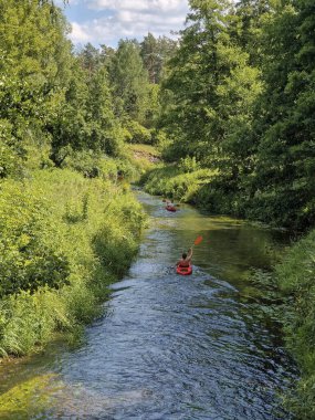 Orta Polonya 'daki küçük ve vahşi Grabia nehri..