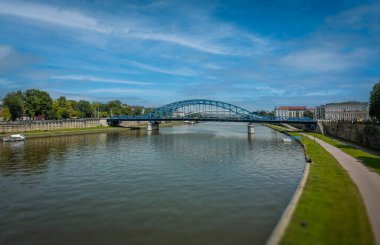 Polonya, Vistula Nehri ve Krakow 'un yukarısından görüntü.