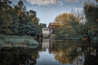 Tarlalar, ormanlar ve altyapısı arasında akan küçük bir nehir.