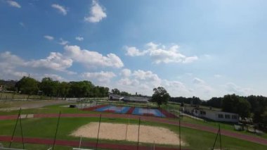 Futbol, basketbol ve koşu için halk sporları sahası
