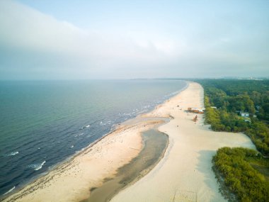 Deniz kenti Jelitkowo, plajı ve denizi olan binalar.