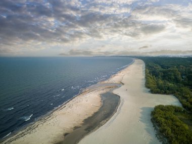 Deniz kenti Jelitkowo, plajı ve denizi olan binalar.
