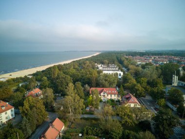 Deniz kenti Jelitkowo, plajı ve denizi olan binalar.