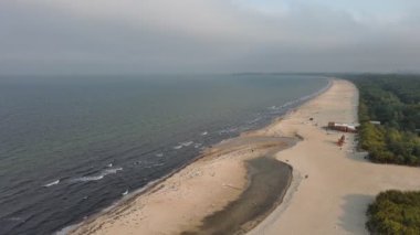 Deniz kenti Jelitkowo, plajı ve denizi olan binalar.