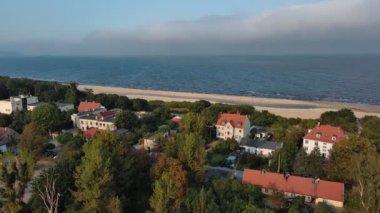 Deniz kenti Jelitkowo, plajı ve denizi olan binalar.