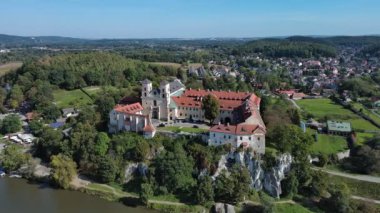 Vistula Nehri 'nin yukarısındaki tepede kilisesi olan bir manastır..