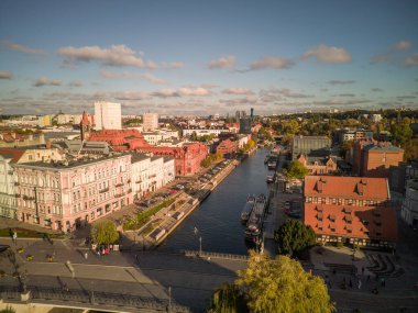 Bydgoszcz ve nehrin yukarısından eski kasaba manzarası.