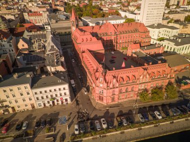 Bydgoszcz ve nehrin yukarısından eski kasaba manzarası.