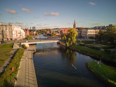Bydgoszcz ve nehrin yukarısından eski kasaba manzarası.