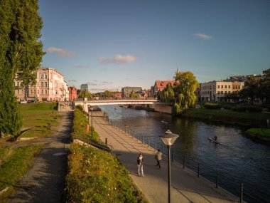 Bydgoszcz ve nehrin yukarısından eski kasaba manzarası.
