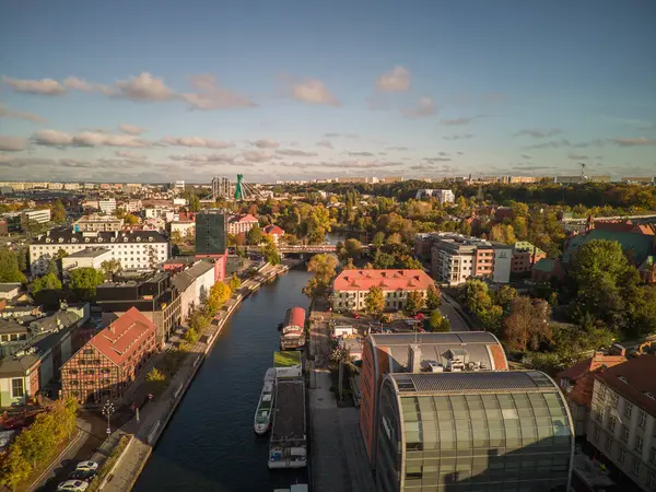 Bydgoszcz ve nehrin yukarısından eski kasaba manzarası.