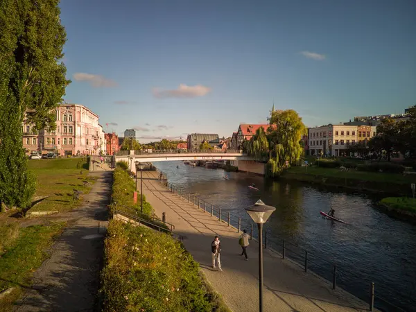 Bydgoszcz ve nehrin yukarısından eski kasaba manzarası.