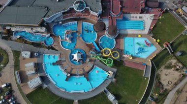 Uniejow şehri ve yüzme havuzu kompleksi yukarıdan görüldü, Polonya.