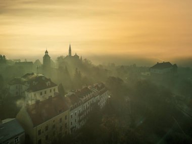 Sandomierz şehrinin kiliseleri, belediye binası ve kalesi yukarıdan gösteriliyor..