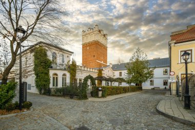 Sandomierz şehrinin kiliseleri, belediye binası ve kalesi yukarıdan gösteriliyor..