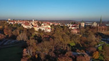 Sandomierz bir sonbahar sabahı yukarıdan görüldü, Polonya.