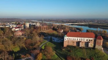 Sandomierz şehrinin kiliseleri, belediye binası ve kalesi yukarıdan gösteriliyor..