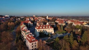 Sandomierz şehrinin kiliseleri, belediye binası ve kalesi yukarıdan gösteriliyor..