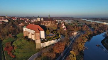 Sandomierz şehrinin kiliseleri, belediye binası ve kalesi yukarıdan gösteriliyor..