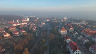 Sandomierz bir sonbahar sabahı yukarıdan görüldü, Polonya.