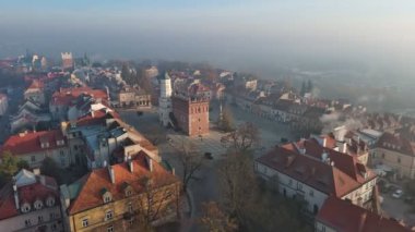 Sandomierz bir sonbahar sabahı yukarıdan görüldü, Polonya.