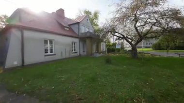 Parkta sonbahar, alçaktan İHA uçuşu.