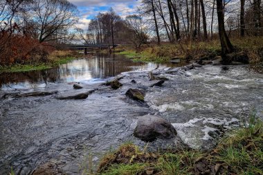 Bulutlu bir günde nehirde sonbahar.