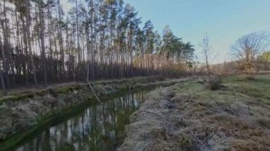 Aralık 'ta küçük bir nehrin üzerinden alçak uçuş.