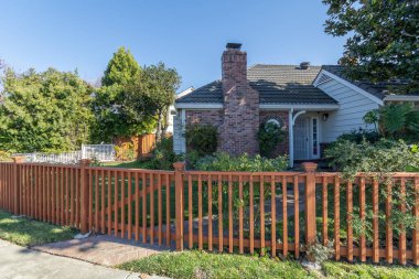 Kaliforniya, ABD 'deki ahşap evler.